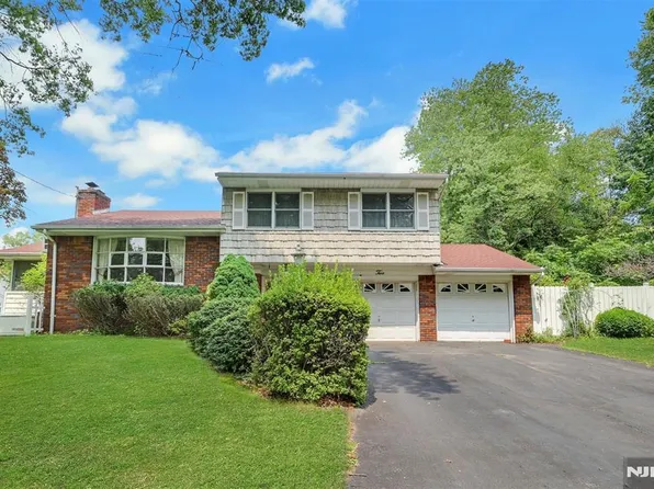 2 Waldron Pl, Closter, NJ 07624
