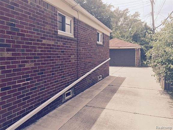 4th image of 23641 Kenosha Ave