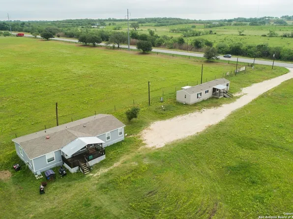 1827 E State Hwy 97, Floresville, TX 78114