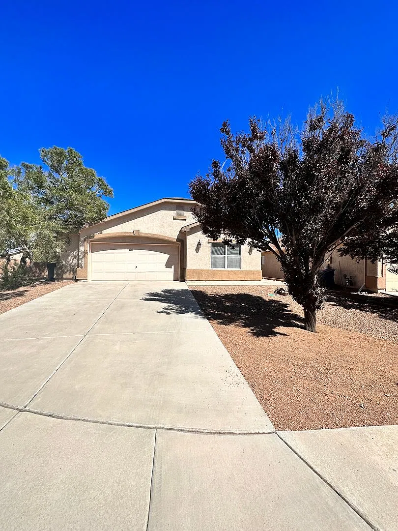 3 bed 2 bath home in Huning Ranch — Photo 2