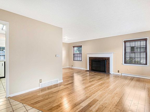 3rd image of 1904 Elmwood Ln