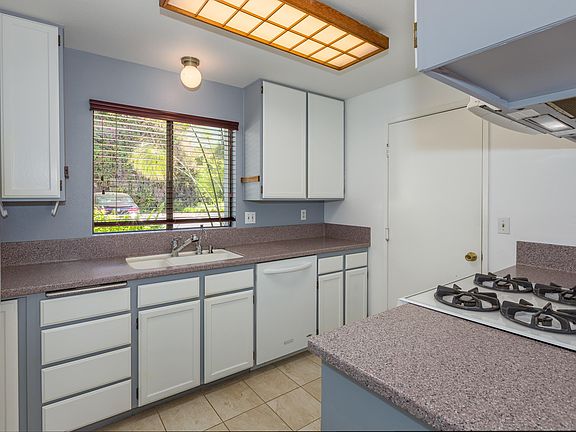 3rd image of 1026 E De La Guerra St APT C