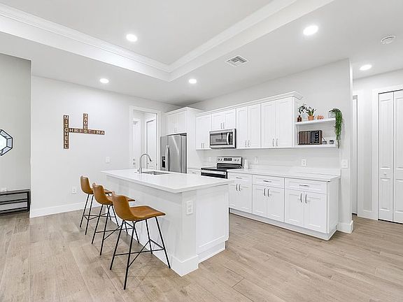 4th image of 6144 Higgins Ave