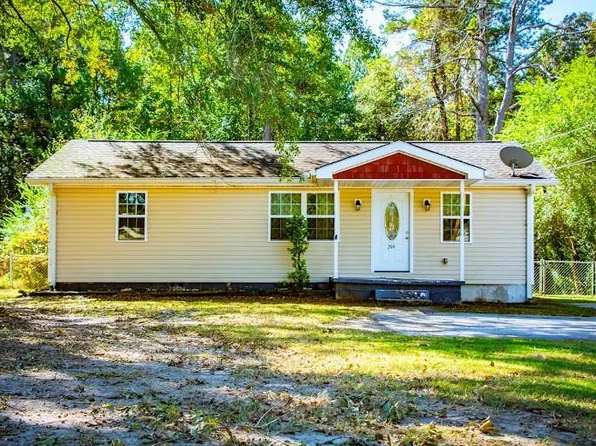 299 Harpers Lake Dr, Hiram, GA 30141