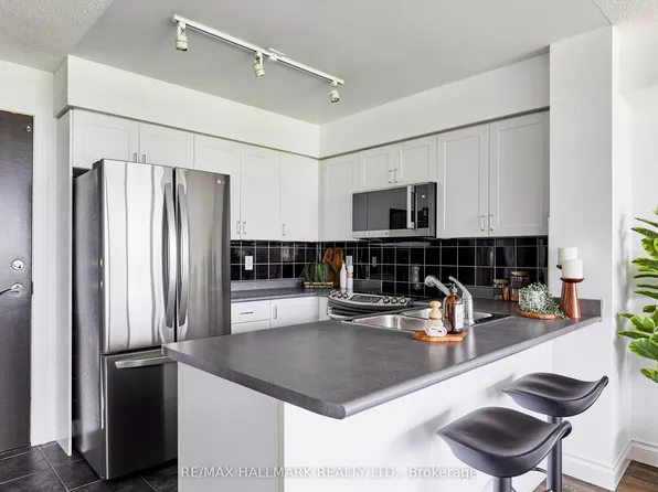 1600 Charles St #410, Whitby, ON L1N 0G4