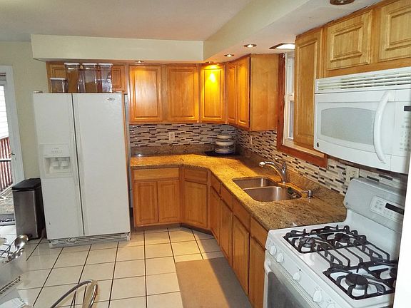 2nd image of 160 Saint Pauls Ave APT 1
