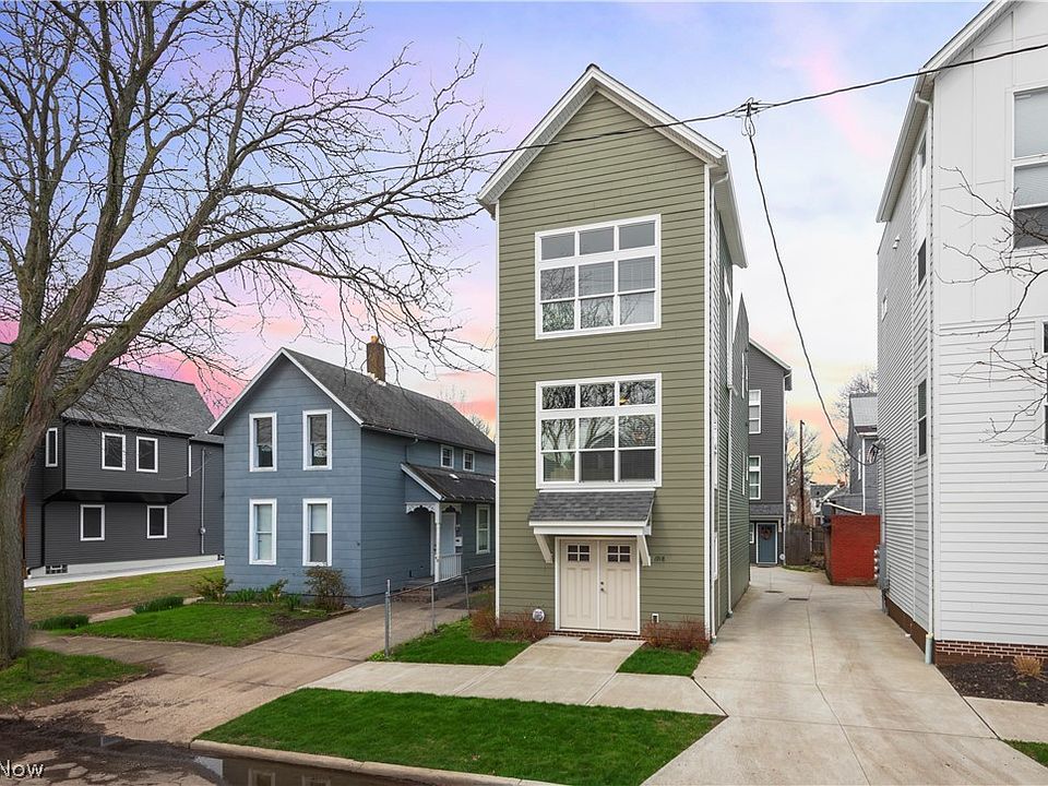 1st image of 1918 W 48th St