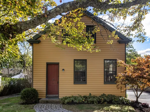 9 Acushnet Rd, Mattapoisett, MA 02739