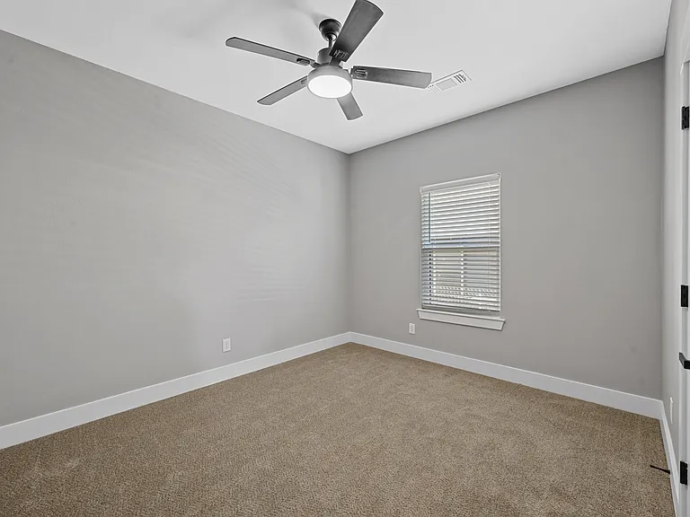 527 W Walker St — Photo 11