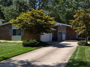 6460 Brighton Dr, North Olmsted, OH 44070