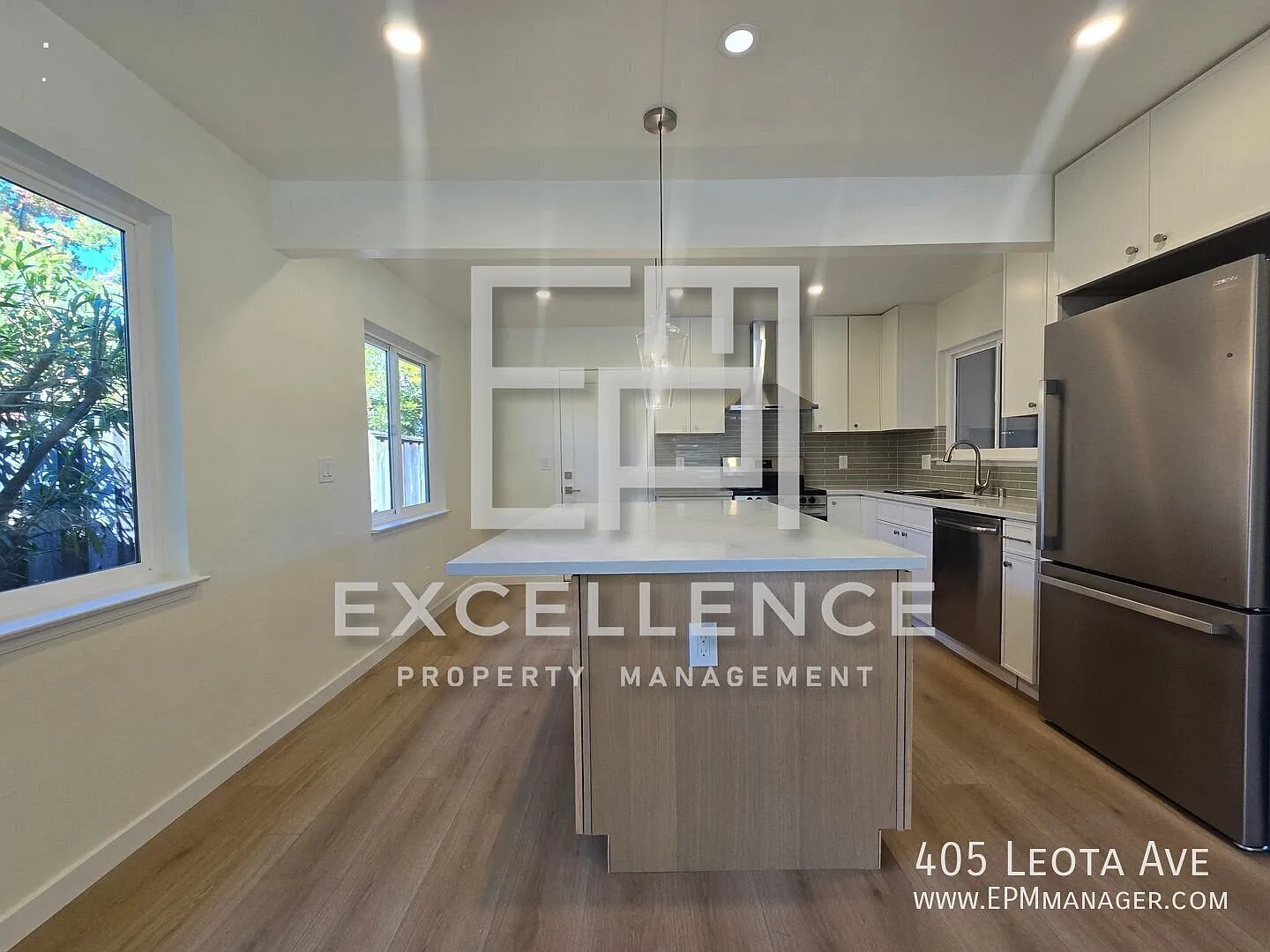 Newly Remodeled Home - Kitchen, floors, paint, everything new! Spacious yard & pets negotiable! — Photo 2