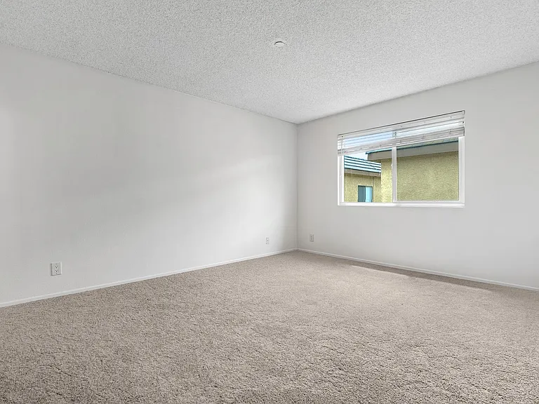 Monrovia Villas Apartments — Photo 29