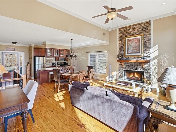 5th image of 425 Sanderlin Mountain Dr