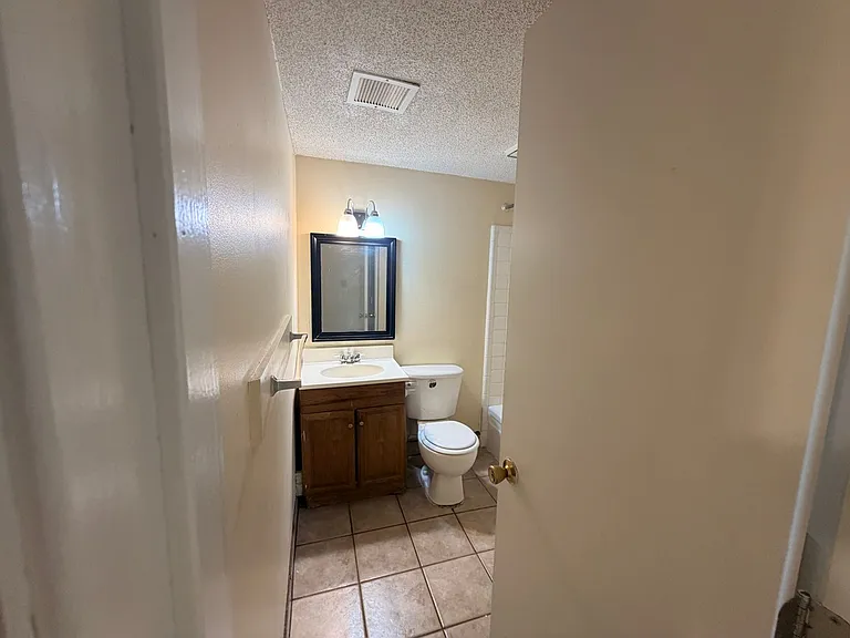 University Square Apartments — Photo 18