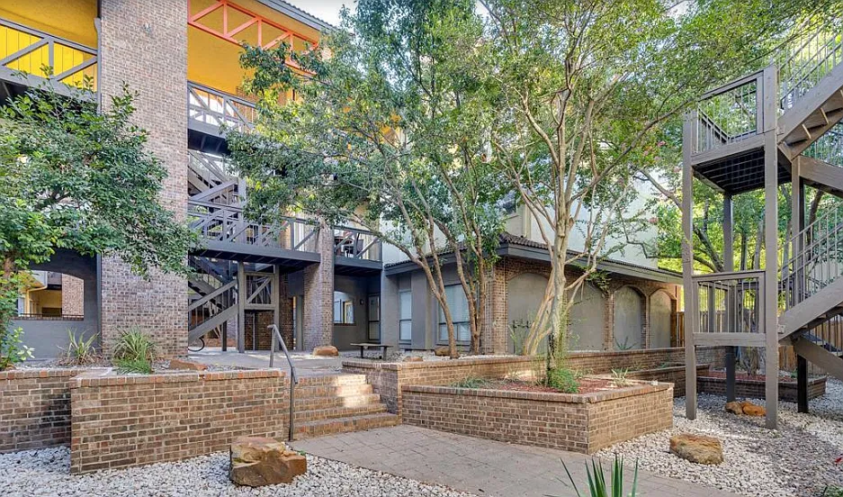 2 bed, 1000 sqft, $2,100 — Photo 3