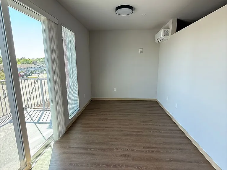 Mira Apartments — Photo 26