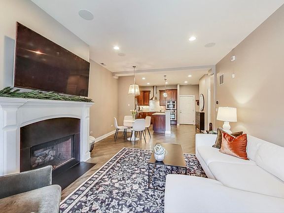 5th image of 2921 N Lincoln Ave APT 202