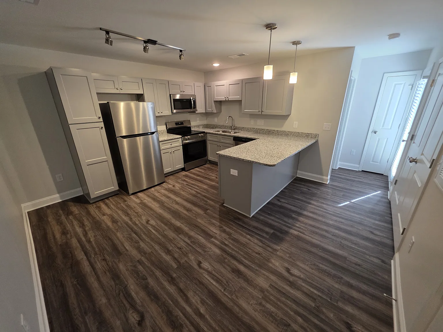 3 bed, 1368 sqft, $1,595 — Photo 2