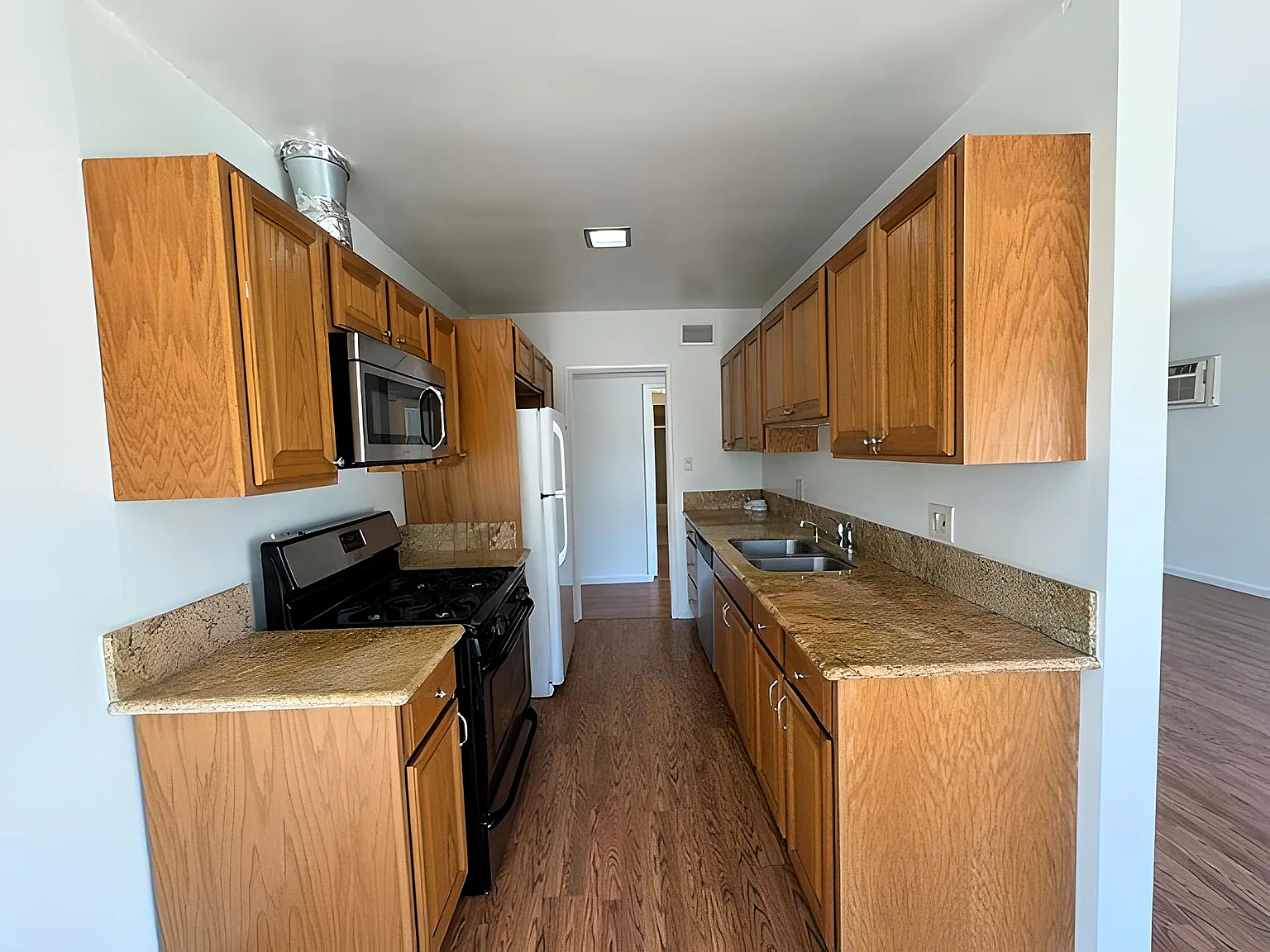 3 bed, 1000 sqft, $3,295 — Photo 4