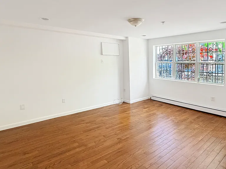 LIVING ROOM (UN-STAGED)