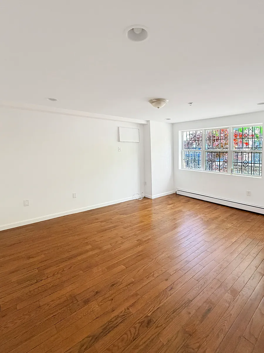 LIVING ROOM (UN-STAGED) - 2031 Chatterton Ave #1