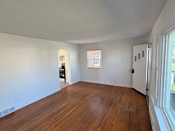 3rd image of 938 S Dogwood Dr