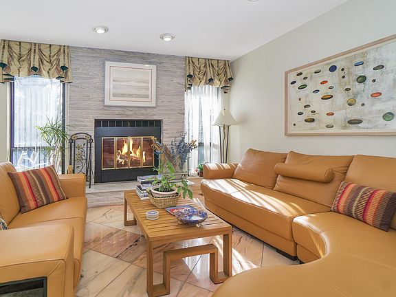 2nd image of 286 Carriage House Dr