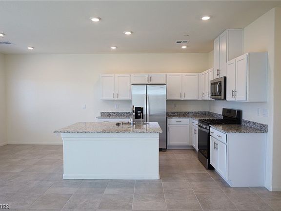 4th image of 425 Larksong Ave