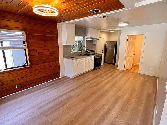 3rd image of 22157 Clarendon St