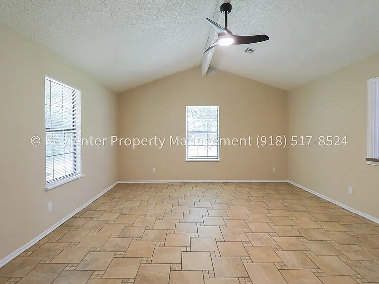 504 W Chestnut St — Photo 28