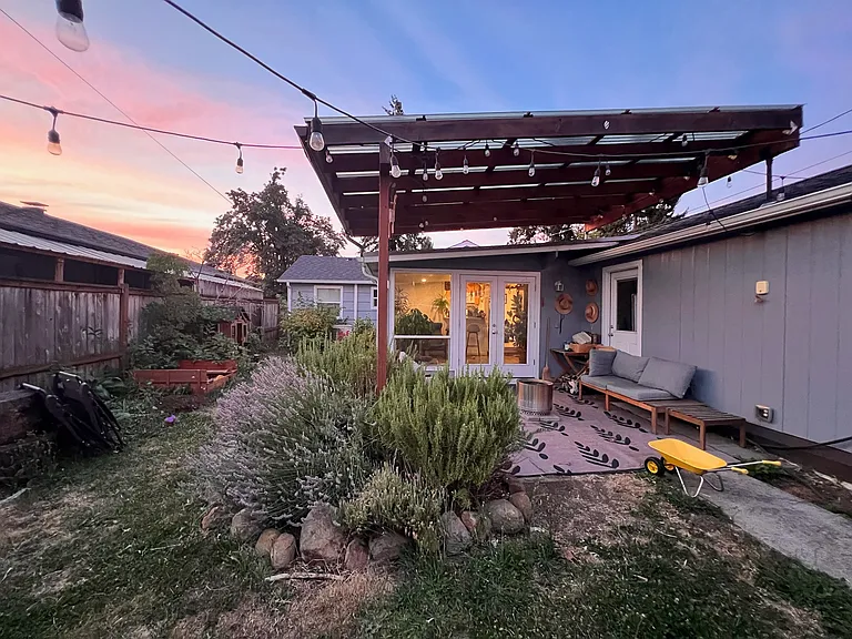 1049 E St — Photo 18