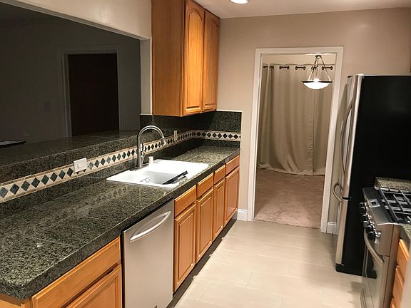 Kitchen w dishwasher 