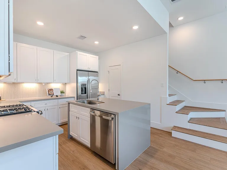 7613 Victory Reserve St — Photo 33