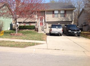 8904 NE 72nd St, Kansas City, MO 64158