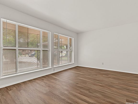 5th image of 1041 Williamsburg Dr