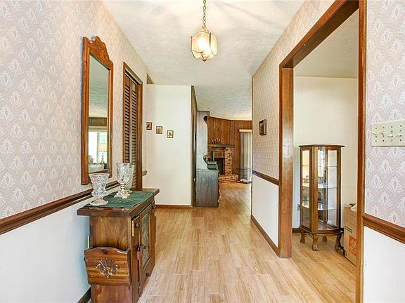 4th image of 2202 Parkwood Dr
