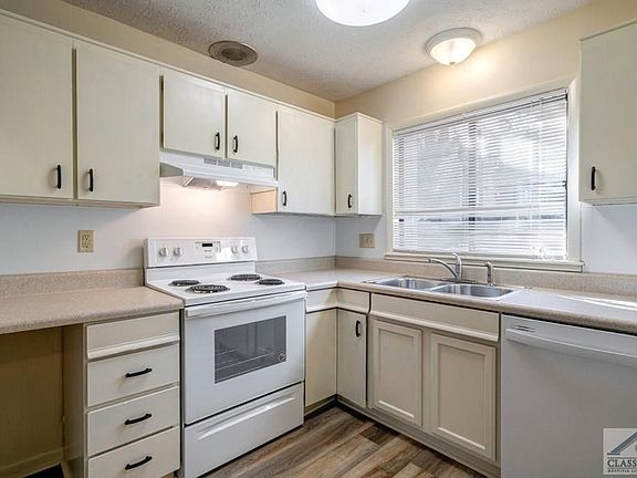 Kitchen (Main Level)