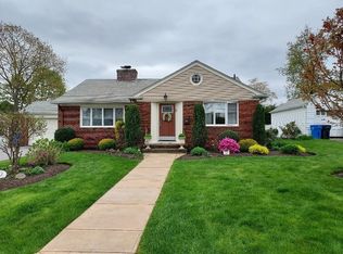 20 Coulters Rd, Cranston, RI 02920