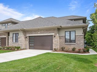 7464 Gramercy Cir #19, West Bloomfield, MI