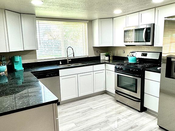 3rd image of 6932 Orizaba Ave