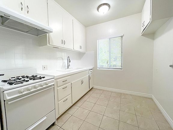 3rd image of 3104 Montrose Ave APT 11
