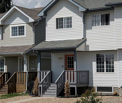3rd image of 223 Rutherford CRESCENT