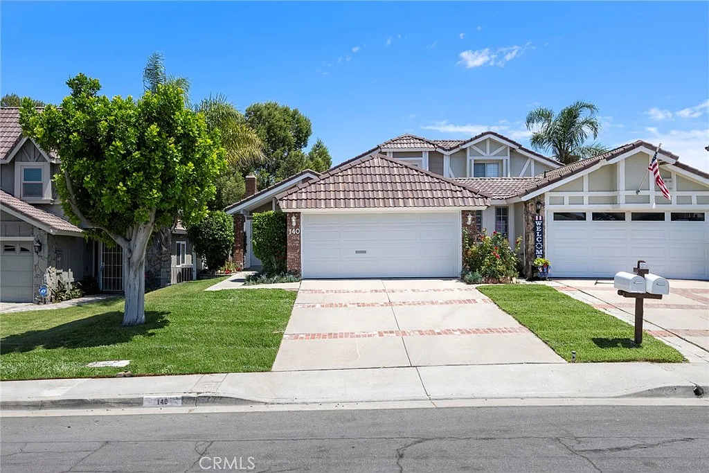 3 bed, 1171 sqft, $4,200 — Photo 1