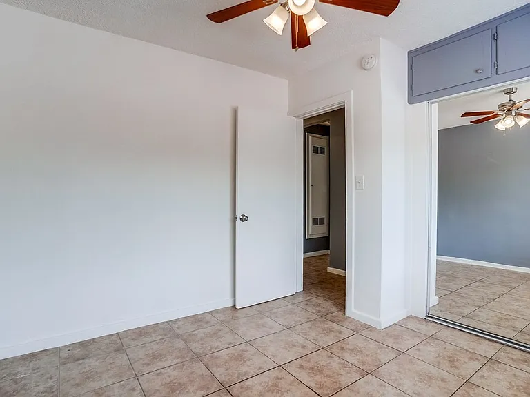 2425-2431 S Ridgeley Dr — Photo 20