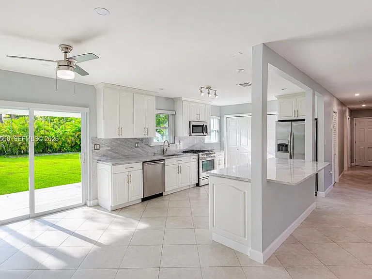 6255 SW 62nd Ct — Photo 3