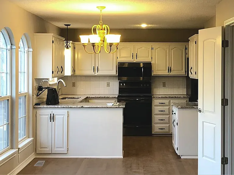 Kitchen - granite counters!