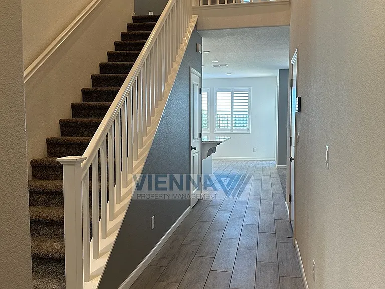 1347 Larkspur Dr — Photo 3