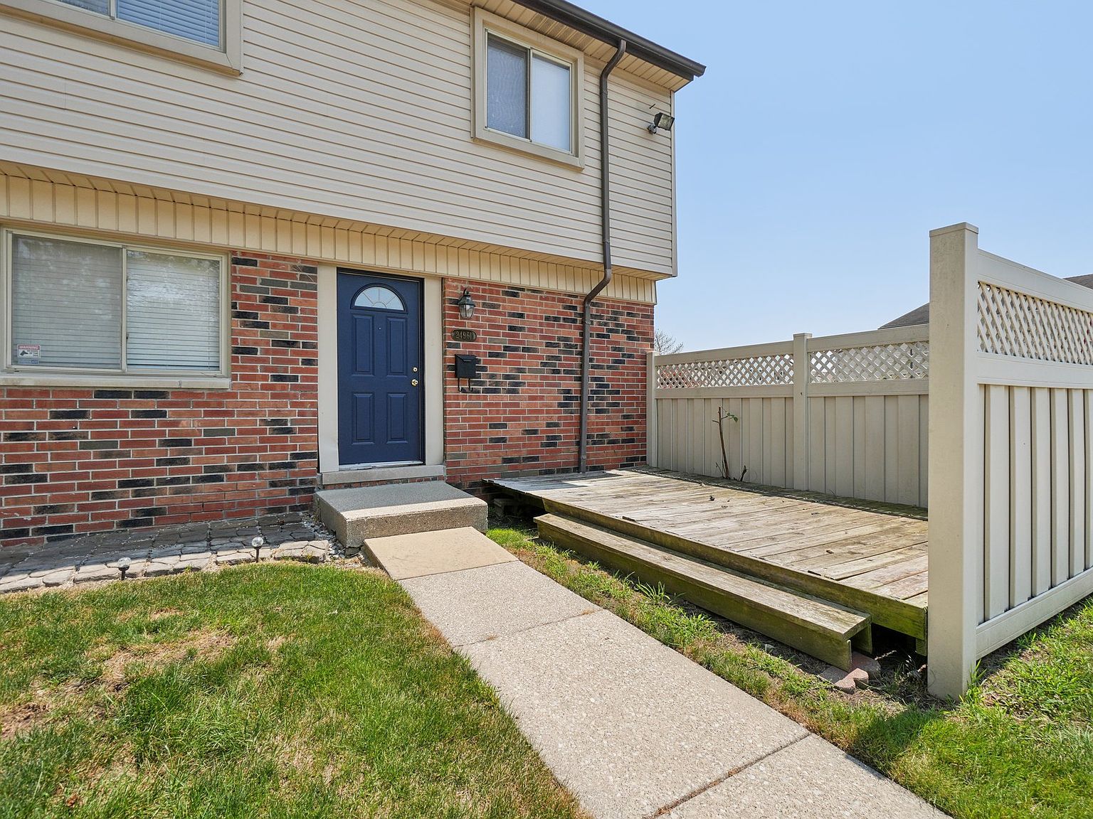 24795 Mayfair St, Flat Rock, MI 48134