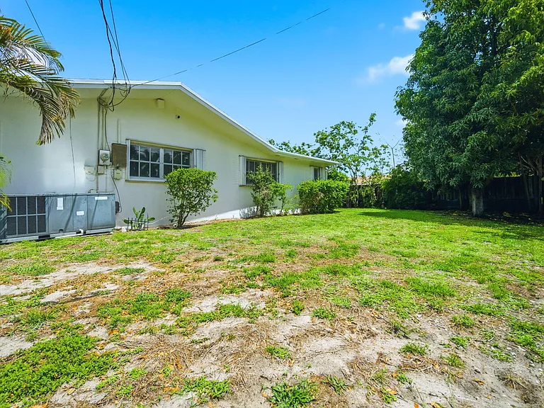 321 E Chaminade Dr — Photo 3