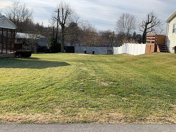 3rd image of 830 Connie Ave